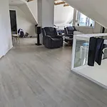 Large House 5 Bedr 2 Full Baths Near Trainst