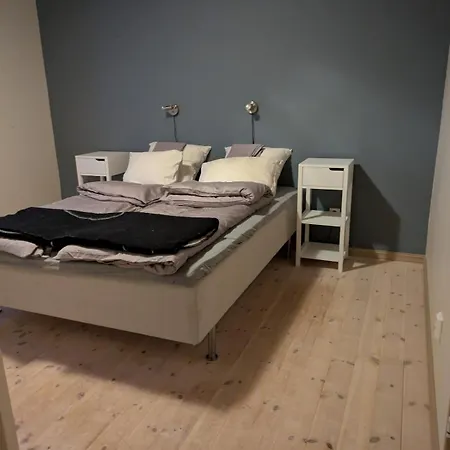 Large House 5 Bedr 2 Full Baths Near Trainst