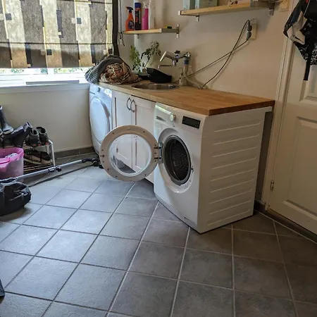 Large House 5 Bedr 2 Full Baths Near Trainst فيلة Rotnes
