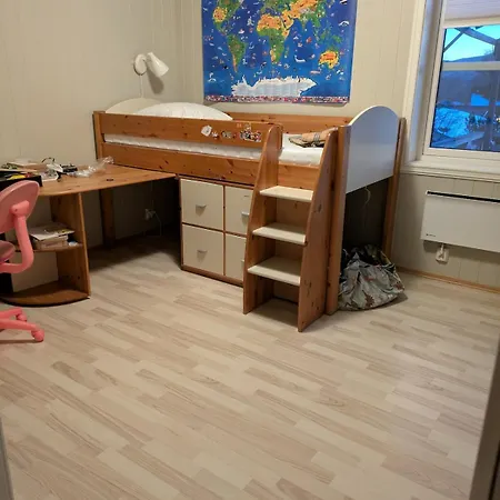 Large House 5 Bedr 2 Full Baths Near Trainst *