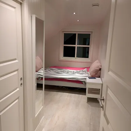 Large House 5 Bedr 2 Full Baths Near Trainst וילה