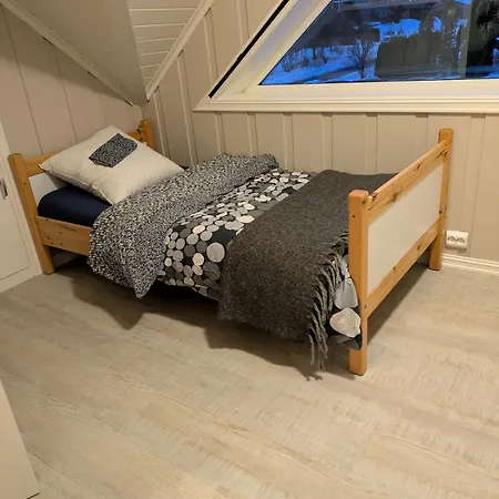 Large House 5 Bedr 2 Full Baths Near Trainst * Rotnes