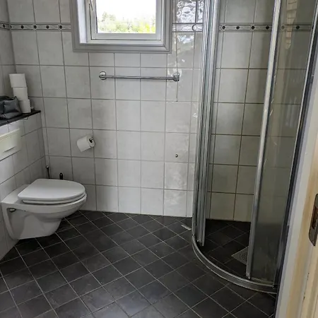 Large House 5 Bedr 2 Full Baths Near Trainst * Rotnes
