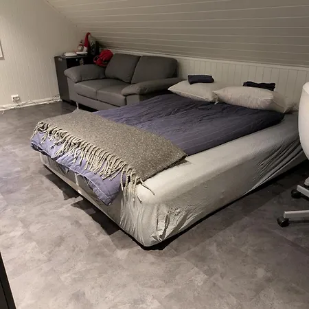 Large House 5 Bedr 2 Full Baths Near Trainst Villa Rotnes