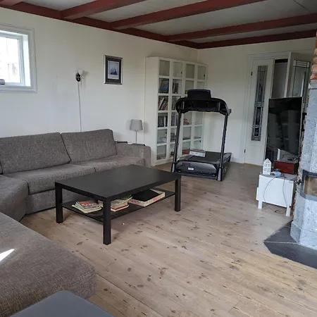 Large House 5 Bedr 2 Full Baths Near Trainst Villa